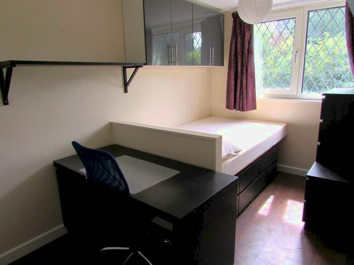 1 Bedroom Semi-Detached House To Rent In Bed Student Home - Somner Close, CT2
