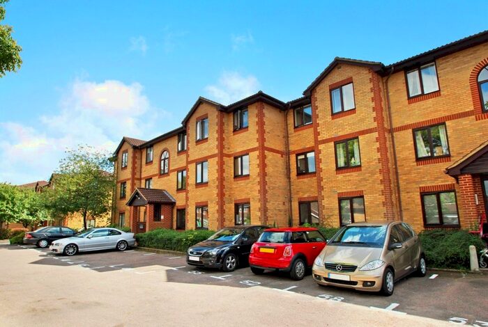 2 Bedroom Flat To Rent In Kinnaird Close, Slough, Berkshire, SL1