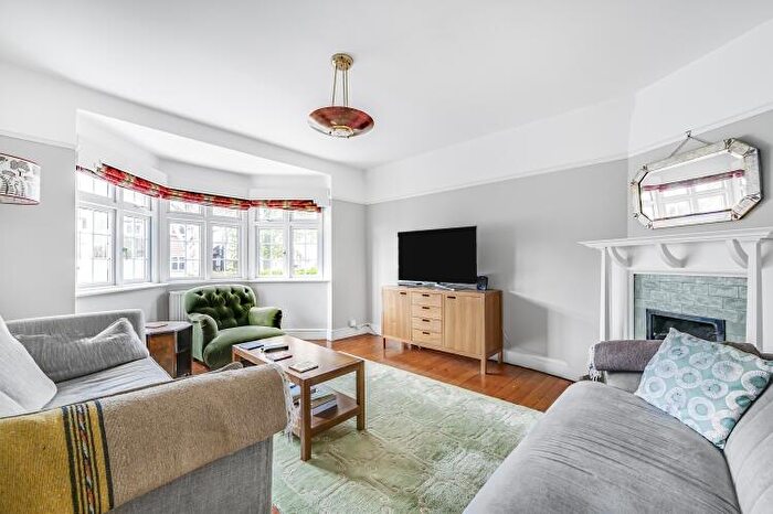 4 Bedroom House To Rent In Mayfield Avenue London, N14