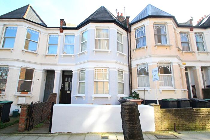 2 Bedroom Flat For Sale In Falkland Road, Harringey, N8