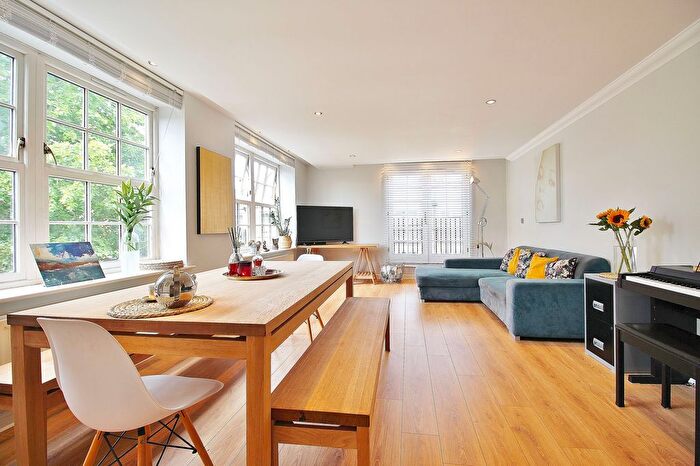 3 Bedroom Flat For Sale In Holme Court, Twickenham Road, Isleworth, TW7