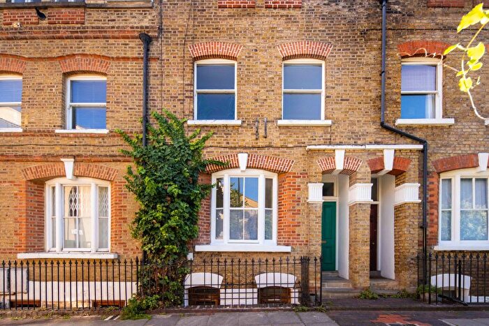 2 Bedroom Flat For Sale In Sylvester Path, Hackney, London, E8