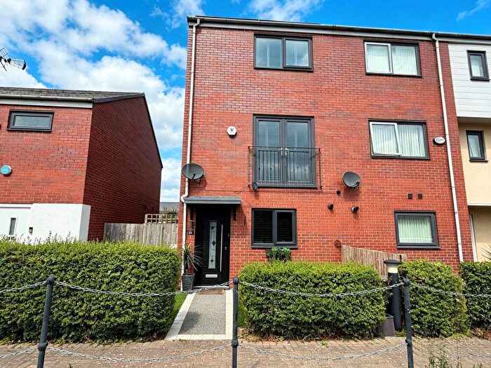 3 Bedroom Town House For Sale In Edmund Street, Droylsden, Manchester, M43