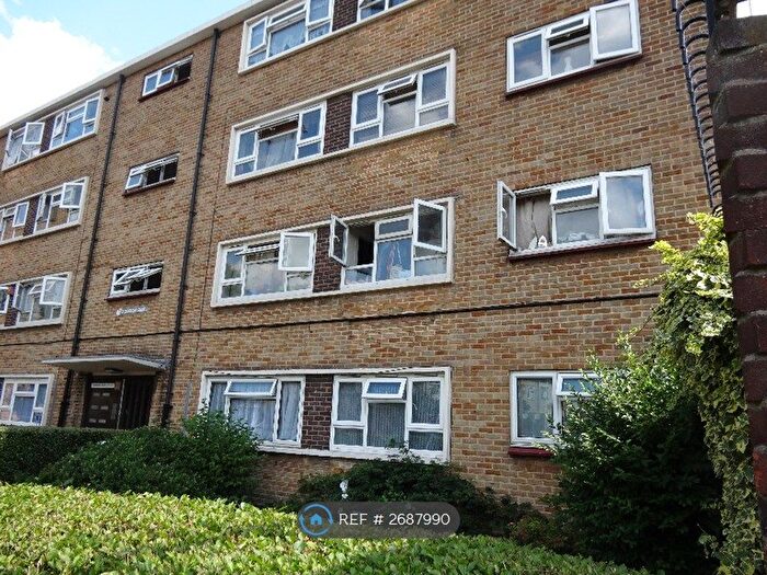 3 Bedroom Flat To Rent In East Ham, Newham, E6