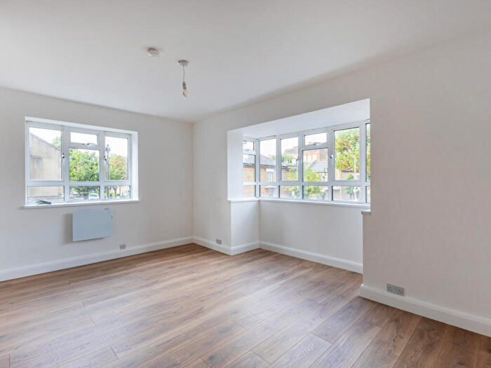 2 Bedroom Apartment For Sale In Brassey Square, London, SW11