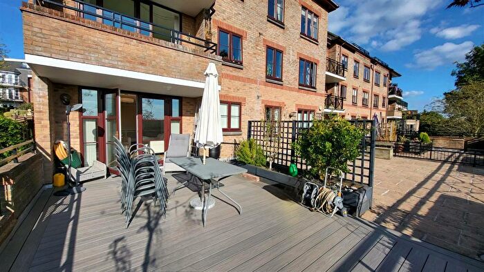 2 Bedroom Apartment To Rent In Crescent Road, Enfield, EN2