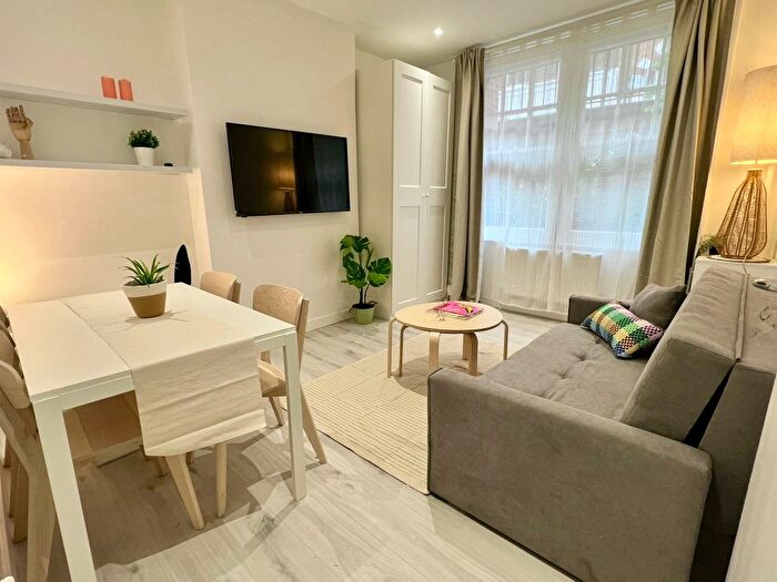 3 Bedroom Flat To Rent In Hanson Street, Fitzrovia, West End, Regents Park, Bloomsbury, Soho, London, W1W