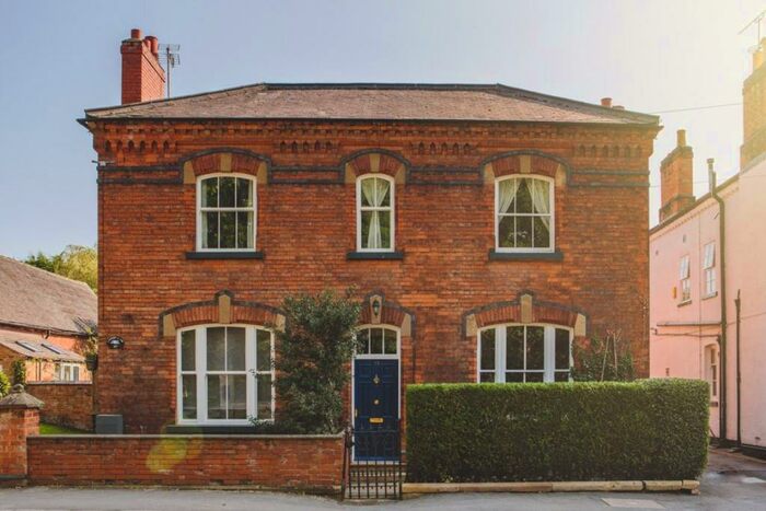 4 Bedroom Semi-Detached House To Rent In Cedar View, Castle Donington, DE74