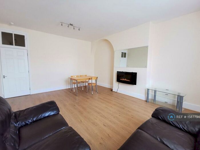2 Bedroom Flat To Rent In High Street, Camberley, GU15