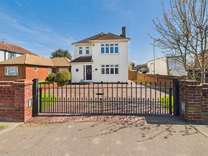 4 Bedroom Detached House For Sale In Lambs Lane North, Rainham, RM13