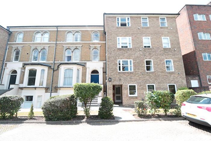2 Bedroom Apartment To Rent In The Avenue, Surbiton, KT5