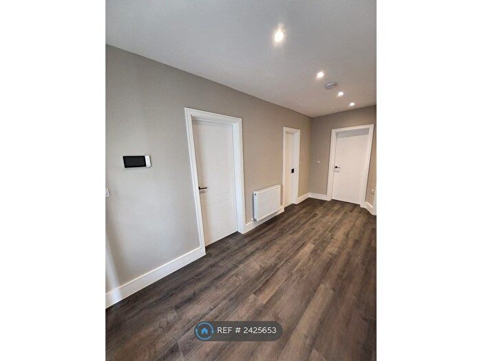 2 Bedroom Flat To Rent In The Avenue, Wembley, HA9