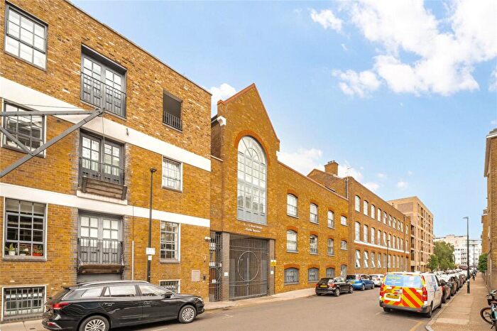 2 Bedroom Flat For Sale In Paisley Court, Clyde Square, London, E14
