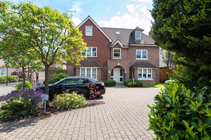 2 Bedroom Apartment To Rent In Little Orchard Place, Esher, KT10