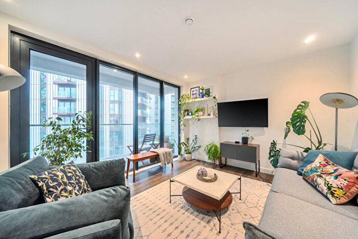 2 Bedroom Apartment For Sale In Woolwich High Street, London, SE18