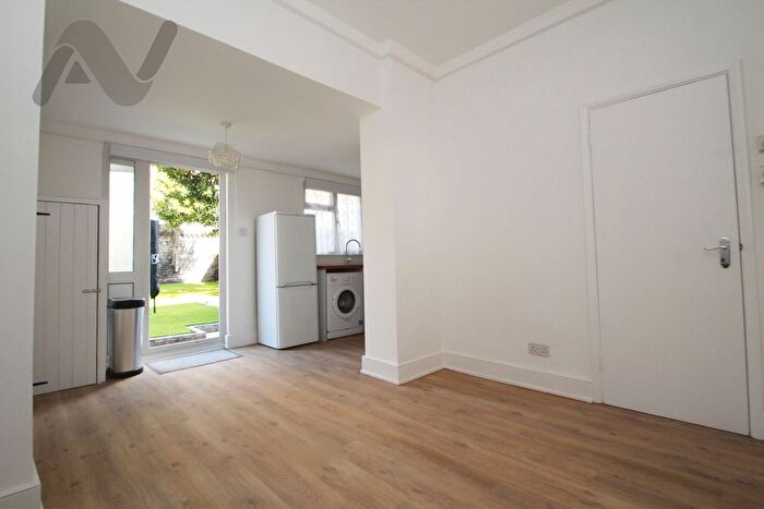 1 Bedroom Flat To Rent In Alvington Crescent, London, E8