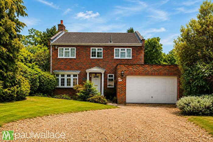 4 Bedroom Detached House For Sale In Woodlands Close, Hoddesdon, EN11