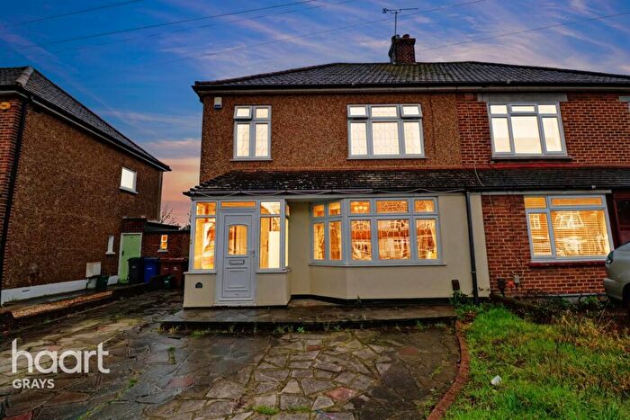 3 Bedroom Semi Detached House For Sale In Leasway, Grays, RM16