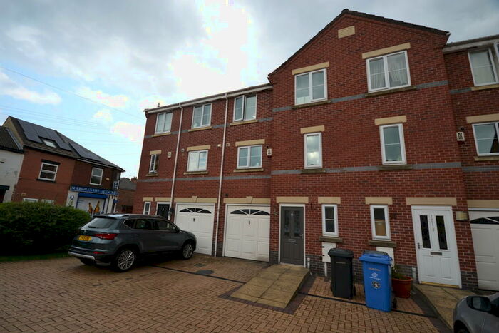 4 Bedroom Town House To Rent In Slack Lane, Derby, DE22
