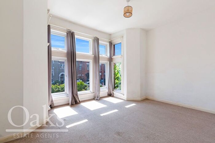 3 Bedroom Flat To Rent In Gleneagle Road, London, SW16
