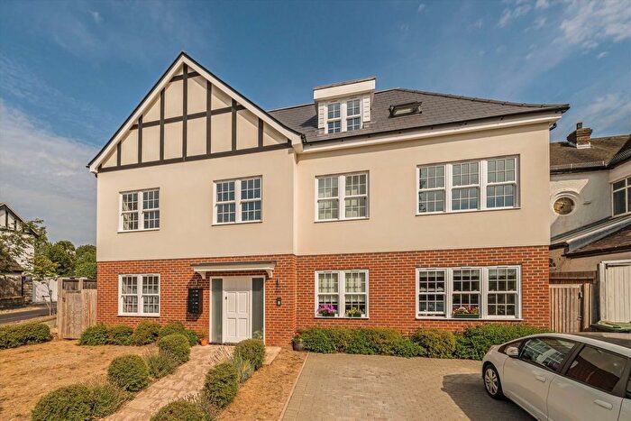 3 Bedroom Flat For Sale In Alexandra Drive, Surbiton, KT5