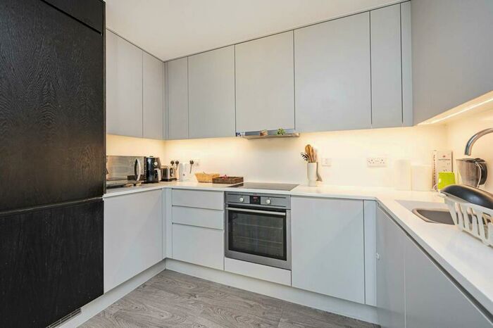 2 Bedroom Flat To Rent In Ruckolt Road, Leyton, London, E10