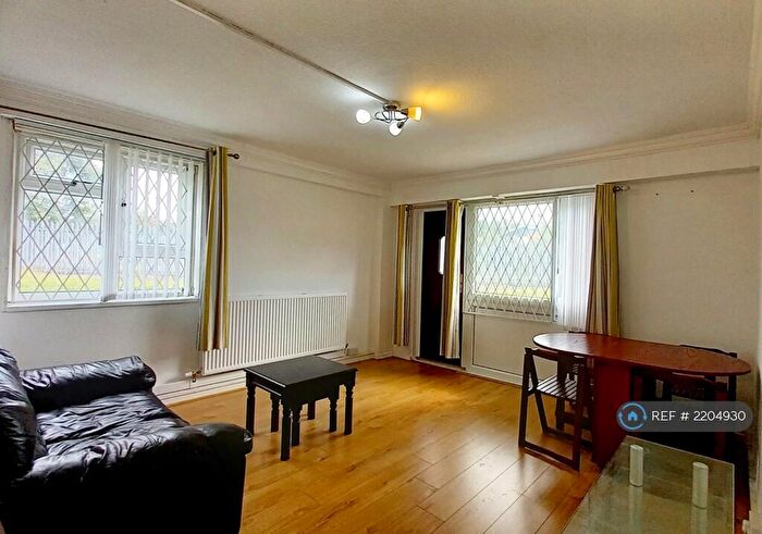 2 Bedroom Flat To Rent In Thealby Close, Leeds, LS9