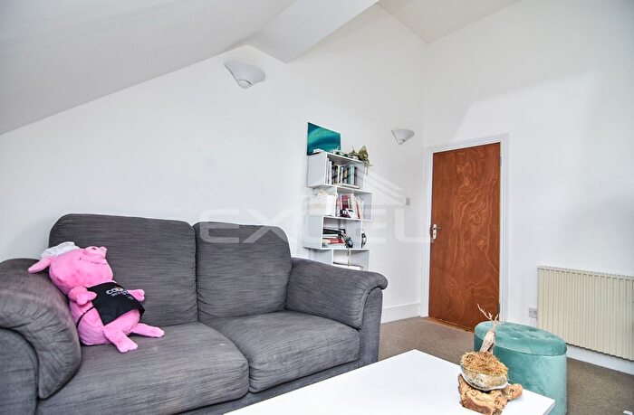 3 Bedroom Flat To Rent In Baron's Ct Rd, Barons Court, W14