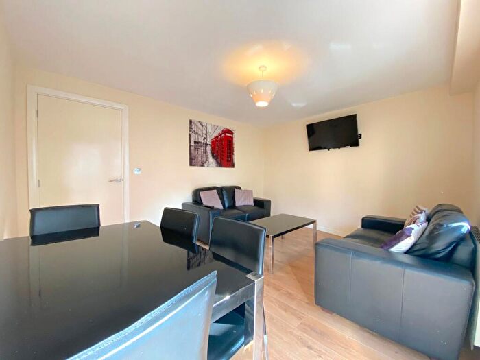 2 Bedroom Apartment To Rent In North Crescent, North Street, Leeds, LS2