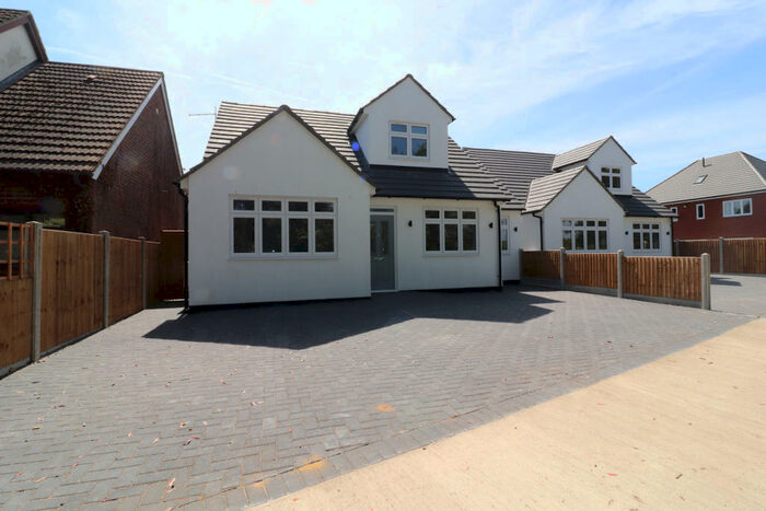 3 Bedroom Bungalow To Rent In Abbey Wood Lane, Rainham, RM13