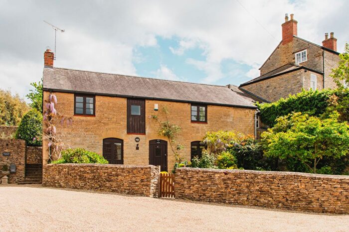 3 Bedroom Detached House For Sale In College Fields, Aynho, OX17