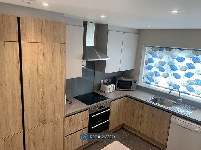 6 Bedroom Semi Detached House To Rent In Trinity Avenue, Nottingham, NG7