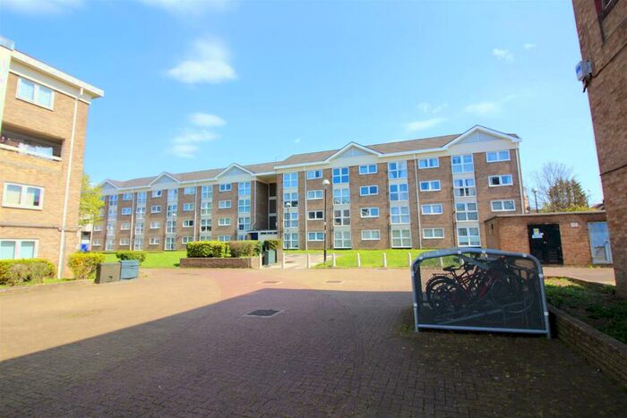 3 Bedroom Flat To Rent In Stocksfield Road, London, E17