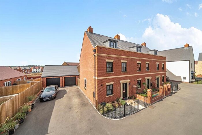 4 Bedroom End Of Terrace House For Sale In Winchester Way, Towcester, NN12
