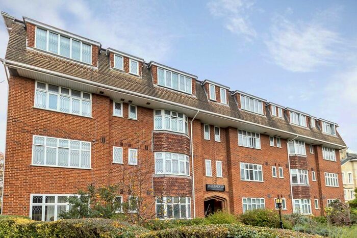 Studio To Rent In Inner Park Road, London, SW19