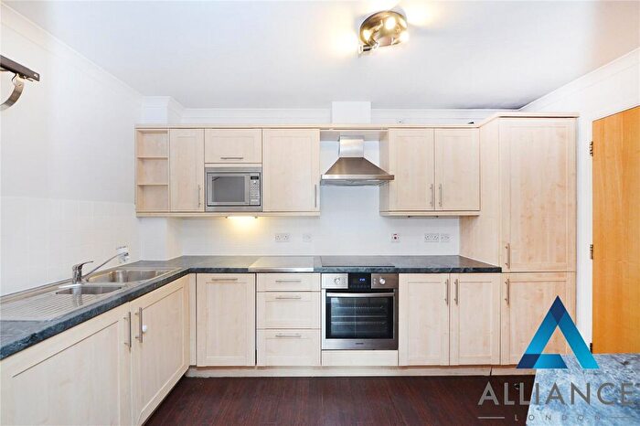 3 Bedroom Apartment To Rent In Spert Street, London, E14