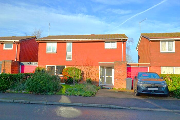 4 Bedroom Link Detached House For Sale In The Paddock, Hatfield, AL10