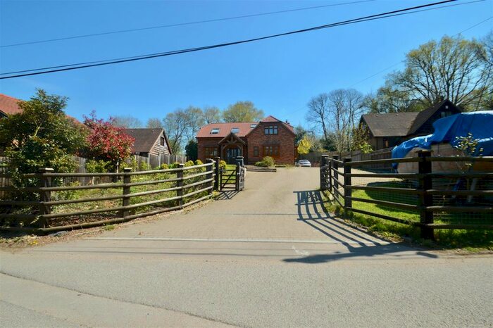 4 Bedroom Detached House To Rent In Rhododendron Avenue, Meopham, Gravesend, DA13