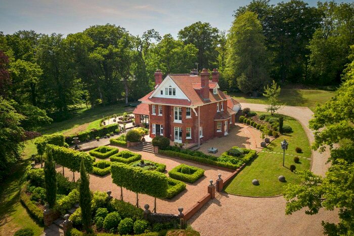 7 Bedroom Detached House For Sale In Kitcombe Lane, Farringdon, Alton, Hampshire, GU34