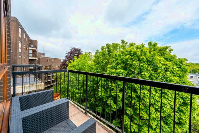 2 Bedroom Flat To Rent In Warwick Drive, Putney, London, SW15