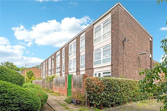 2 Bedroom Flat To Rent In Bell Drive, London, SW18