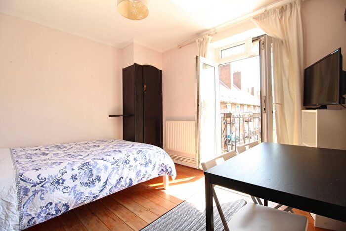 3 Bedroom Flat To Rent In Samford House, Charlotte Terrace, Islington, N1