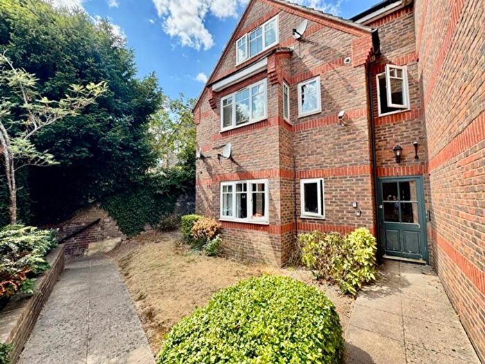 2 Bedroom Flat For Sale In Farley Hill, Luton, LU1