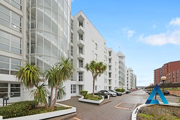 2 Bedroom Flat To Rent In Barrier Point, Pontoon Dock, E16