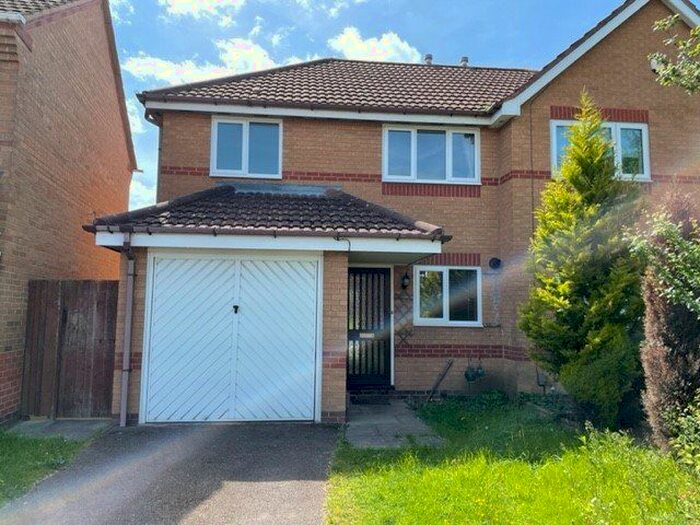 3 Bedroom Semi-Detached House To Rent In Hogarth Close, Hinckley, LE10