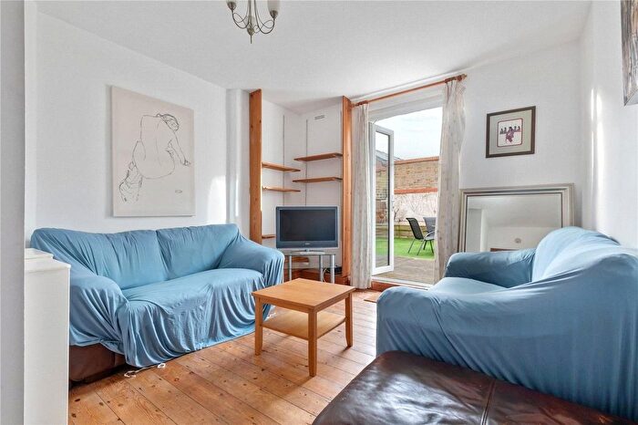 3 Bedroom Flat To Rent In Hoyle Road, London, SW17