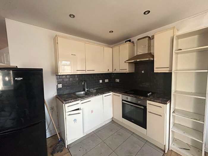 2 Bedroom Flat To Rent In Western Road, UB2