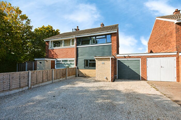 3 Bedroom Semi Detached House For Sale In Bladon View, Burton-on-trent, DE13