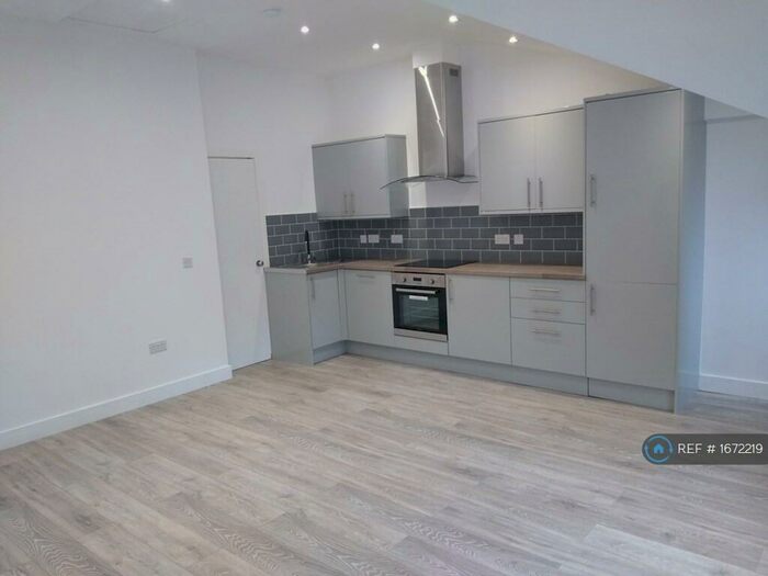 1 Bedroom Flat To Rent In North Street, Leatherhead, KT22