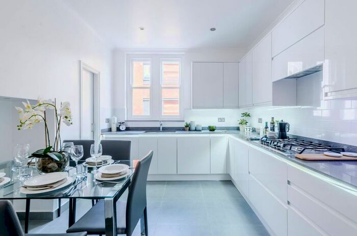 3 Bedroom Flat To Rent In Great Portland Street, Marylebone, London, W1W